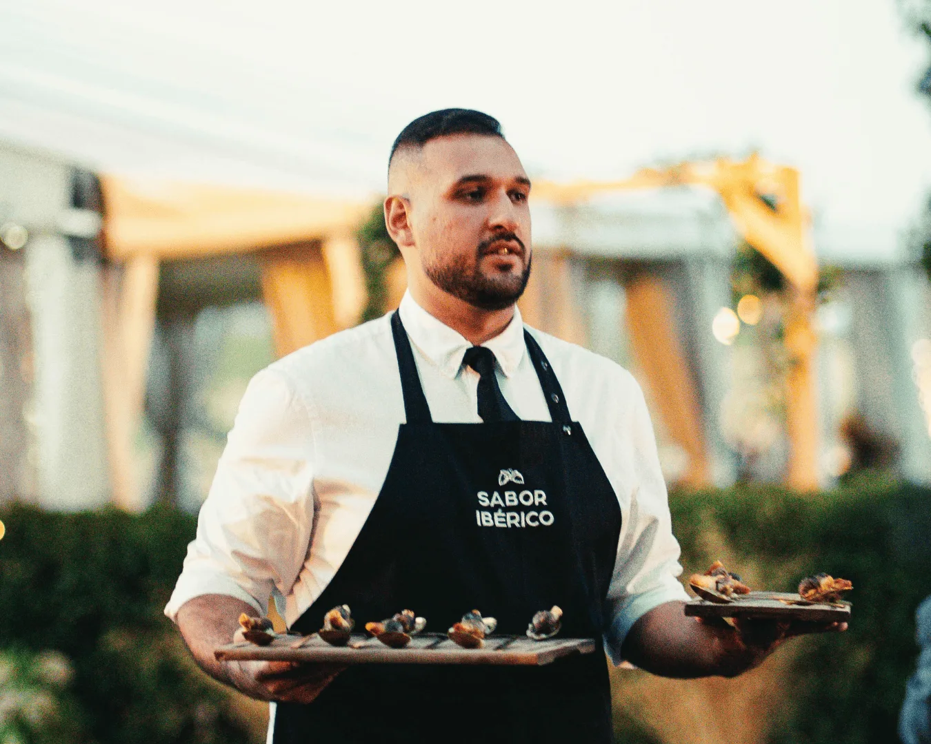Fotografía gastronómica de camarero sirviendo en un evento
