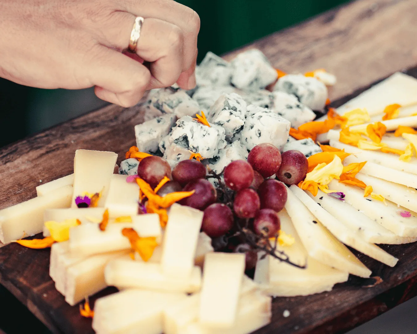 Fotografía gastronómica de cóctel de quesos nacionales