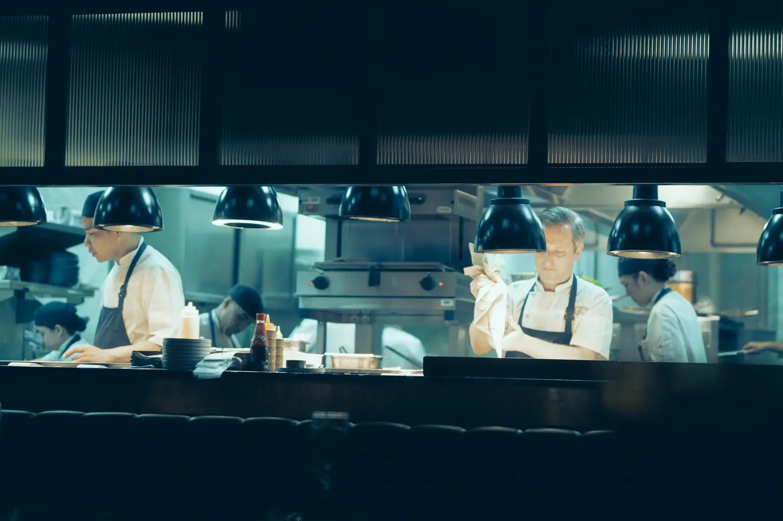 Equipo de cocina trabajando en la cocina vista de un restaurante