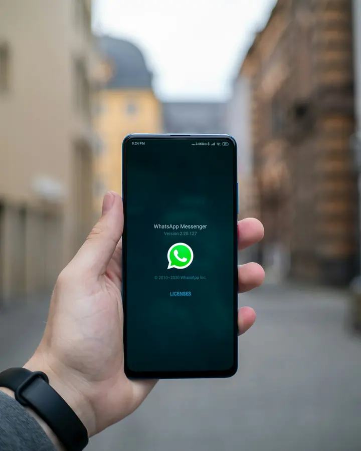 Móvil abriendo WhatsApp en la mano de una persona