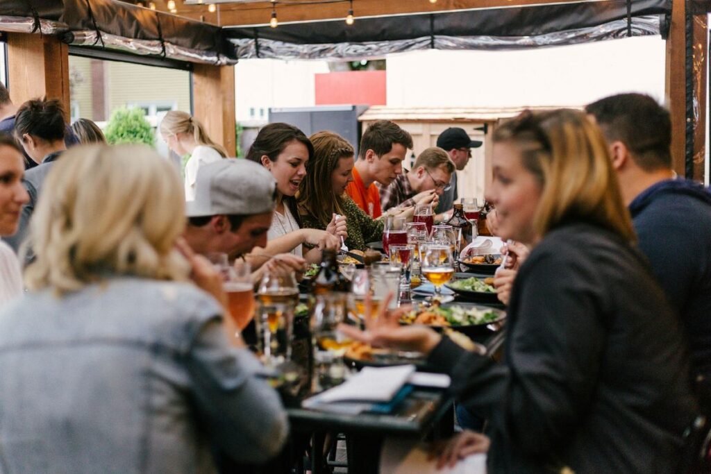 Grupo de personas comiendo juntas en la terraza de un restaurante