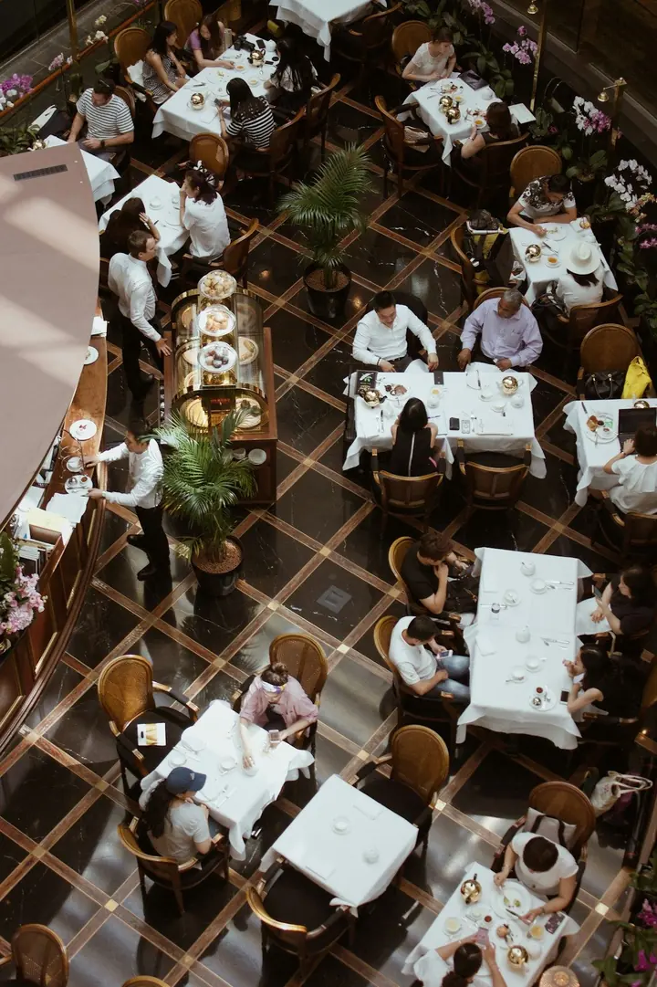 Sala de restaurante llena, vista desde arriba