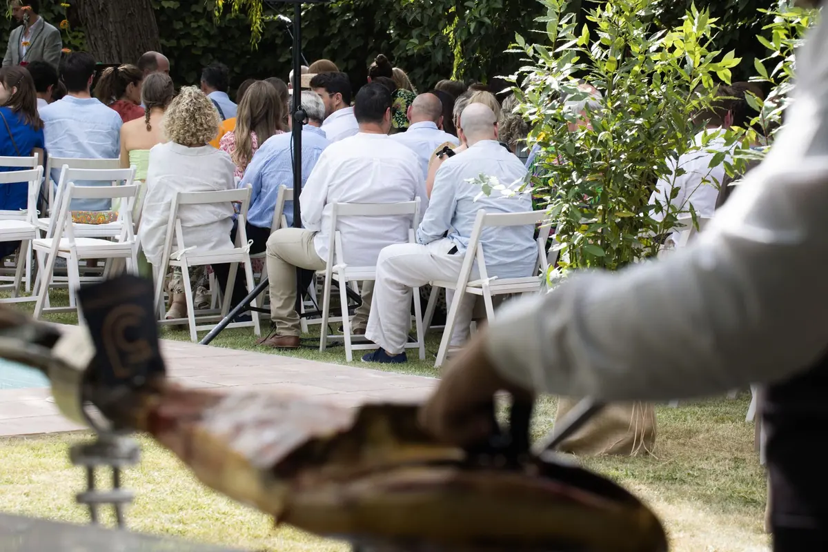 Cortador de jamón de Sabor Ibérico trabajando en el jardín de un evento